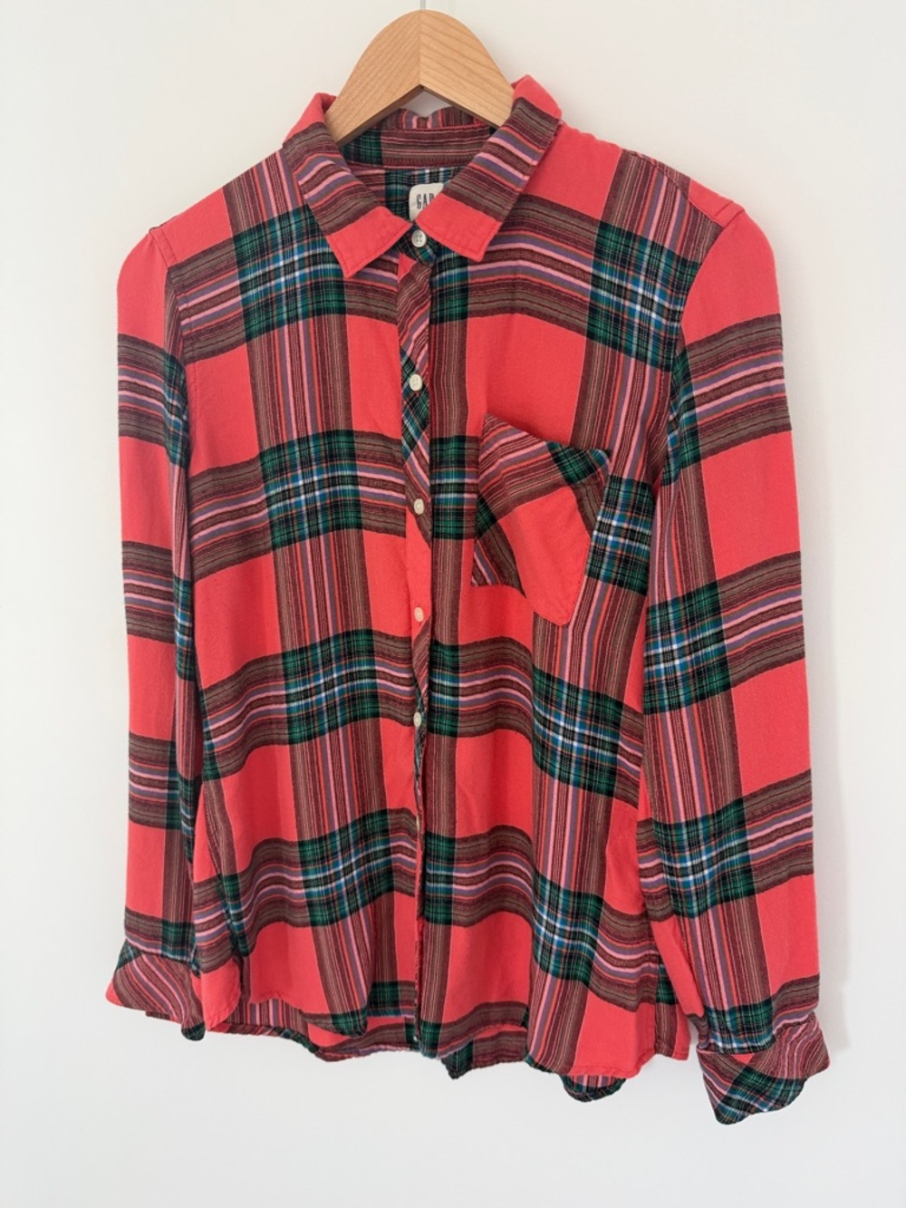 GAP Coral and Green Plaid Women's Button-Down Size Medium